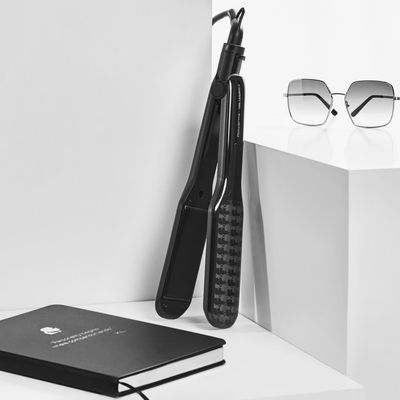 Placa de par Rowenta x Karl Lagerfeld Extra Liss SF411LF0, invelis Keratin & Glow, temperatura ajustabila 130&deg;C - 230&deg;C, afisaj LED, varf rece, incalzire rapida in 30 secunde, negru