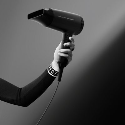 Pachet PROMO Uscator de par ROWENTA x Karl Lagerfeld Express Style CV184LF0 si Placa de indreptat parul Rowenta Ultimate Experience SF8120F0