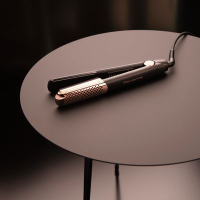 Placă de păr Rowenta Ultimate Experience Inimitable SF8230F0, &icirc;nveliș Ultra Glide, afișaj LED, plăci flotante 3D, tehnologie Thermo control, 5 trepte de temperatură, pieptene, suport termoceramic, negru&maro