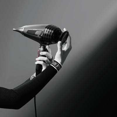 Uscător de păr Rowenta x Karl Lagerfeld Pro Stylist CV888LF0, 2200W, Tehnologia Rowenta Air-to-Care, invelis Keratin&Glow, 3 accesorii, jet de aer rece, cablu 1.8m, negru&gri