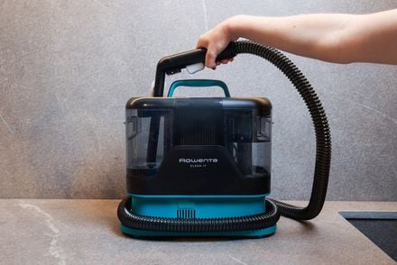 Cum cureți tapițeria acasă: Beneficiile unui aspirator pentru pete de tapițerie