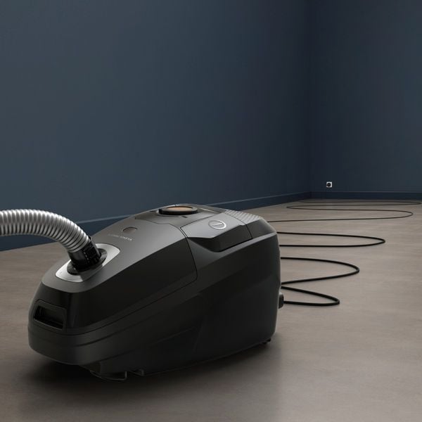Aspirator cu sac Rowenta Silence Force 8 RO6176E0, 900 W, capacitate recipient praf 4.5 L, nivel zgomot 65 dB, raza de actiune 12 m, filtrare HEPA 99.98%, perie PowerGlide Plus, perie parchet, accesoriu pentru spatii inguste, 3 saci Hygiene+, negru & maro