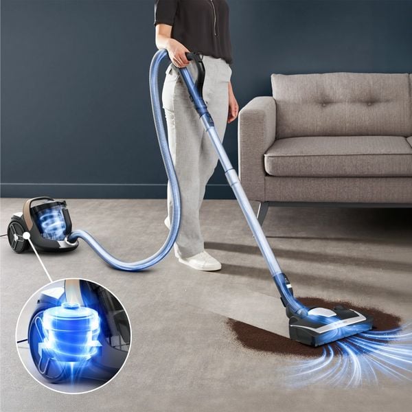 Aspirator fara sac Rowenta Silence Force Cyclonic 8 RO7C44E0, 900 W, recipient praf 2.5 L, nivel zgomot 66 dB, raza de actiune 9 m, filtrare HEPA 99.98%, perie PowerGlide Silent, perie parchet, accesoriu flexibil XL, duza tapiterie, negru & maro