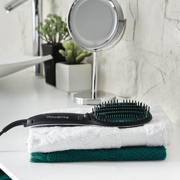 Perie pentru îndreptat parul Rowenta Power Straight CF5820F0, 3 trepte de temperatura 160-200°C, functii de incalzire si indreptare, negru Perie pentru îndreptat parul Rowenta Power Straight CF5820F0, 3 trepte de temperatura 160-200°C, functii de incalzire si indreptare, negru