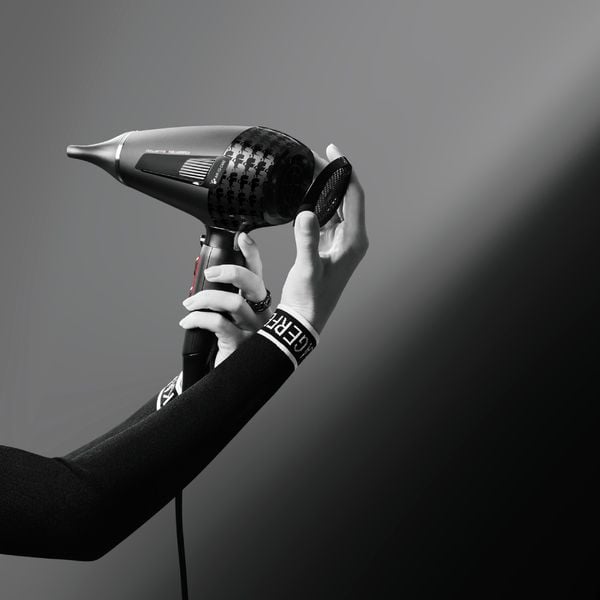 Uscător de păr Rowenta x Karl Lagerfeld Pro Stylist CV888LF0, 2200W, Tehnologia Rowenta Air-to-Care, invelis Keratin&Glow, 3 accesorii, jet de aer rece, cablu 1.8m, negru&gri
